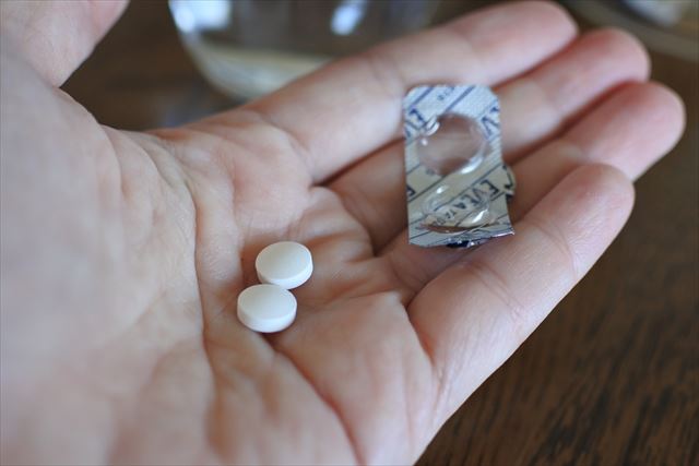 頭痛。首も痛い。ヨガのポーズ、腕を真上に上げるのを..