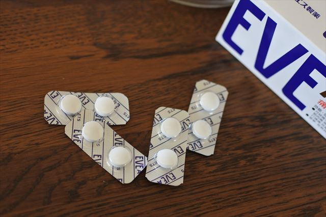 鎖骨をマッサージしている。肩こりや頭痛に効くらしい..