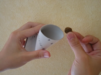 中にドックフードやおやつを2〜3粒入れます